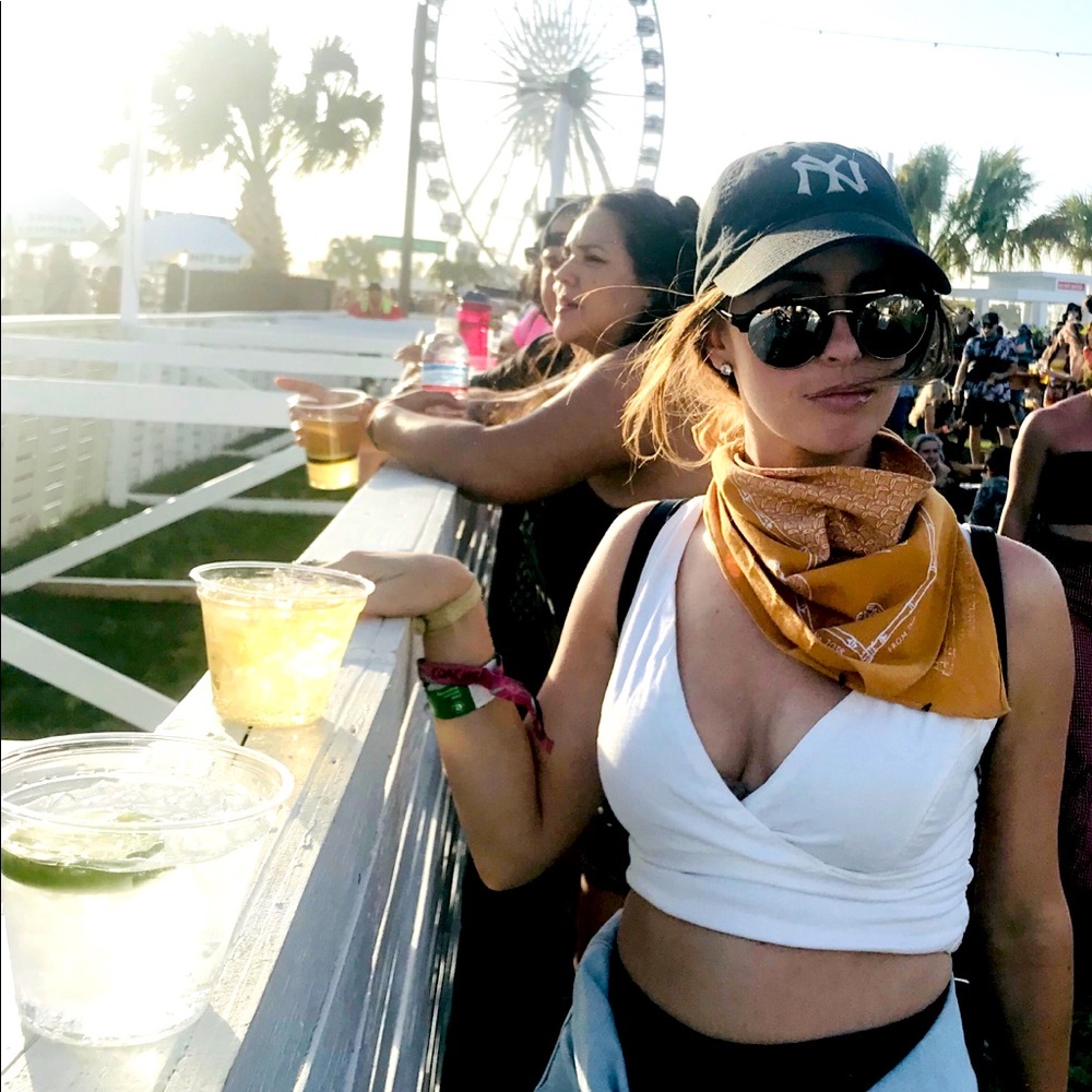 Black round mirrored lens sunglasses